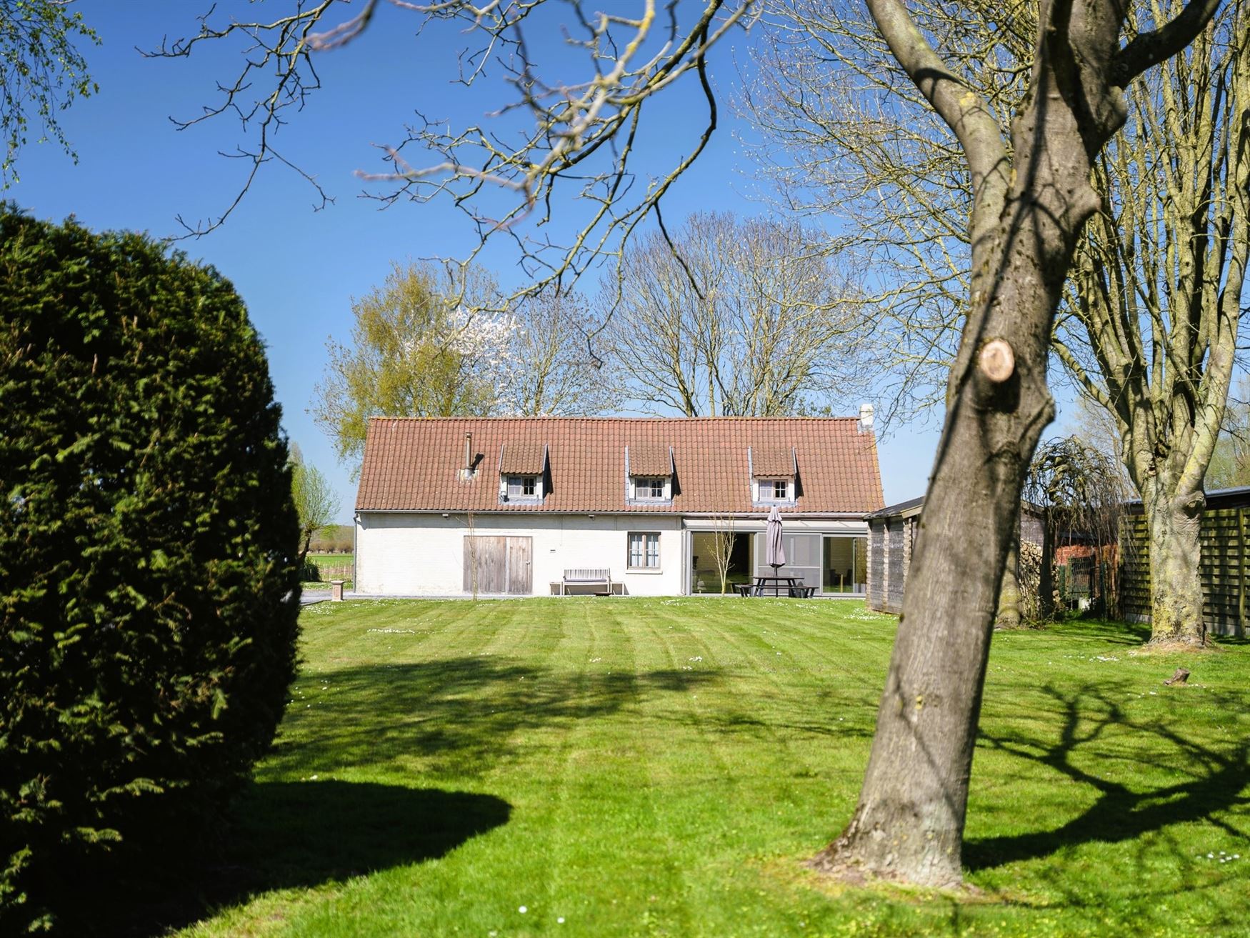 Bouw nu uw droomwoning op dit uitzonderlijke perceel van 2.280 m² in het rustige Zomergem. Met een breedte van 23 meter en bijna 100 meter diep en ge...