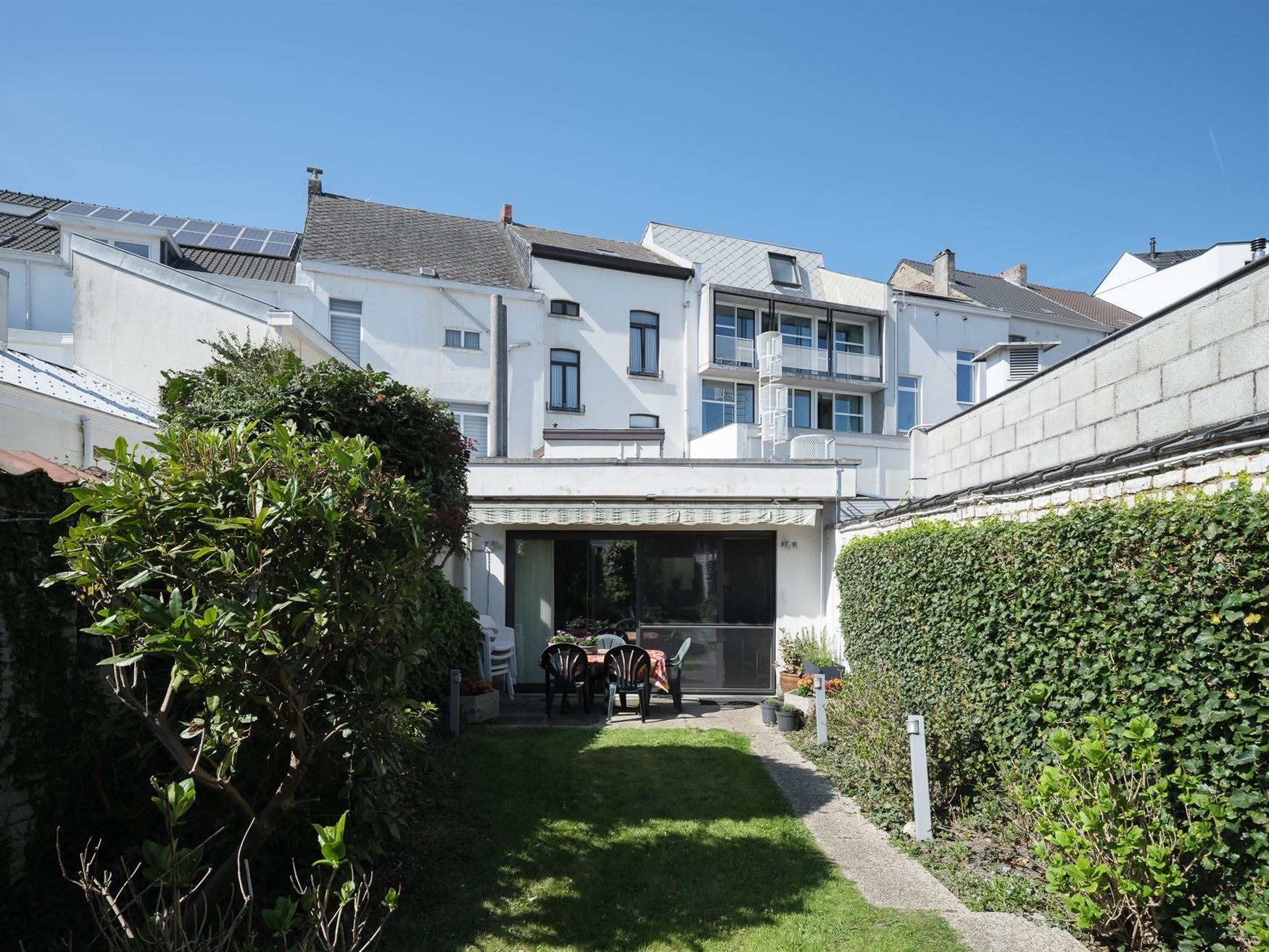 Renovatieplicht niet van toepassing omwille van vaststelling als bouwkundig erfgoed.

Centraal gelegen tussen Brussel en Gent én op wandelafstand v...