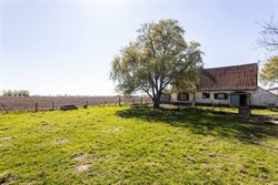 Houd je van landelijke vergezichten en ben je op zoek naar een rustgevende locatie om jouw woondroom te realiseren? Dan is dit een uitgelezen kans.
O...