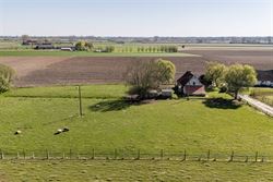Houd je van landelijke vergezichten en ben je op zoek naar een rustgevende locatie om jouw woondroom te realiseren? Dan is dit een uitgelezen kans.
O...