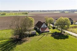 Houd je van landelijke vergezichten en ben je op zoek naar een rustgevende locatie om jouw woondroom te realiseren? Dan is dit een uitgelezen kans.
O...