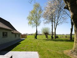 Bouw nu uw droomwoning op dit uitzonderlijke perceel van 2.280 m² in het rustige Zomergem. Met een breedte van 23 meter en bijna 100 meter diep en ge...