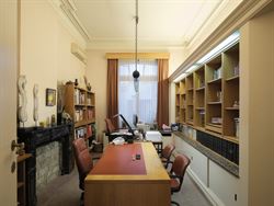 Renovatieplicht niet van toepassing omwille van vaststelling als bouwkundig erfgoed.

Centraal gelegen tussen Brussel en Gent én op wandelafstand v...