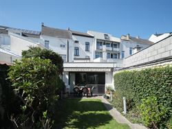 Renovatieplicht niet van toepassing omwille van vaststelling als bouwkundig erfgoed.

Centraal gelegen tussen Brussel en Gent én op wandelafstand v...