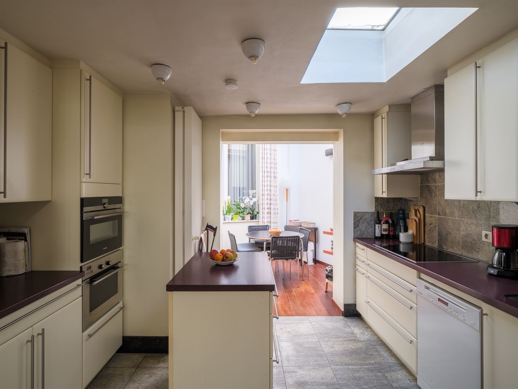 Renovatieplicht niet van toepassing omwille van vaststelling als bouwkundig erfgoed.

Centraal gelegen tussen Brussel en Gent én op wandelafstand v...