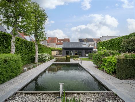 Wie op zoek is naar en een zalig buitengevoel en heel wat (woon)ruimte in het hart van de stad, is hier letterlijk aan het juiste adres.

In een rus...