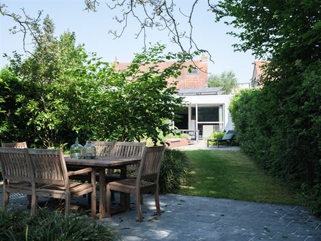 Drongen, dat is: wonen in het groen met de stad binnen handbereik.
Deze verrassend ruime en lichtrijke woning heeft heel wat te bieden en zet comfort...