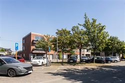 Unieke investeringsopportuniteit in Mariakerke, vlakbij het centrum van Gent.
Gelegen op een charmant pleintje in een populaire en residentiële buur...