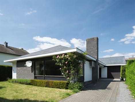 Deze laagbouwvilla is schitterend gelegen in een residentiële woonomgeving tussen Bachte en Deinze. Astene-sas bereik je op amper 5 minuten fietsen l...