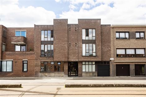 Deze solide opbrengsteigendom omvat 12 entiteiten: 9 studio’s, 1 appartement met tuin, 1 bureel en 1 garage.
De units zijn steeds vlot verhuurd, wa...