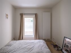 Wonen op een plek waar geschiedenis, comfort en het stadsleven samenkomen? Dit smaakvol gerenoveerde appartement aan de Korenmarkt, met zicht op de ic...