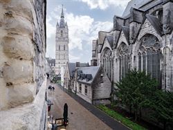 Wonen op een plek waar geschiedenis, comfort en het stadsleven samenkomen? Dit smaakvol gerenoveerde appartement aan de Korenmarkt, met zicht op de ic...