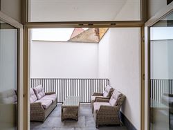 Wonen op een plek waar geschiedenis, comfort en het stadsleven samenkomen? Dit smaakvol gerenoveerde appartement aan de Korenmarkt, met zicht op de ic...