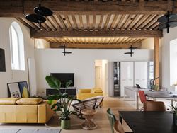 Wonen op een plek waar geschiedenis, comfort en het stadsleven samenkomen? Dit smaakvol gerenoveerde appartement aan de Korenmarkt, met zicht op de ic...