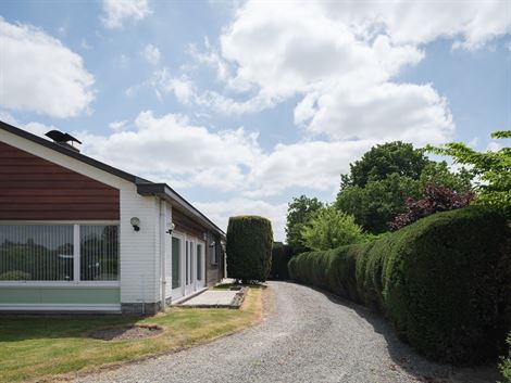 Deze solide jaren '60-woning ademt karakter en biedt een zee aan ruimte en potentieel. 
Gelegen op een royaal perceel, meer naar achter op het percee...