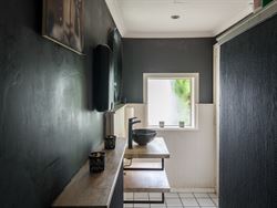 In het centrum van Hansbeke, waar dorpssfeer en gezelligheid elkaar versterken, komt dit karaktervol pand beschikbaar voor verkoop. Een zeldzame kans:...