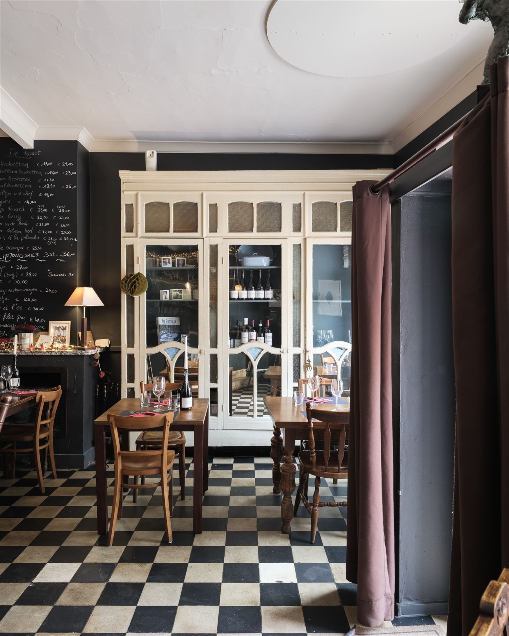 In het centrum van Hansbeke, waar dorpssfeer en gezelligheid elkaar versterken, komt dit karaktervol pand beschikbaar voor verkoop. Een zeldzame kans:...