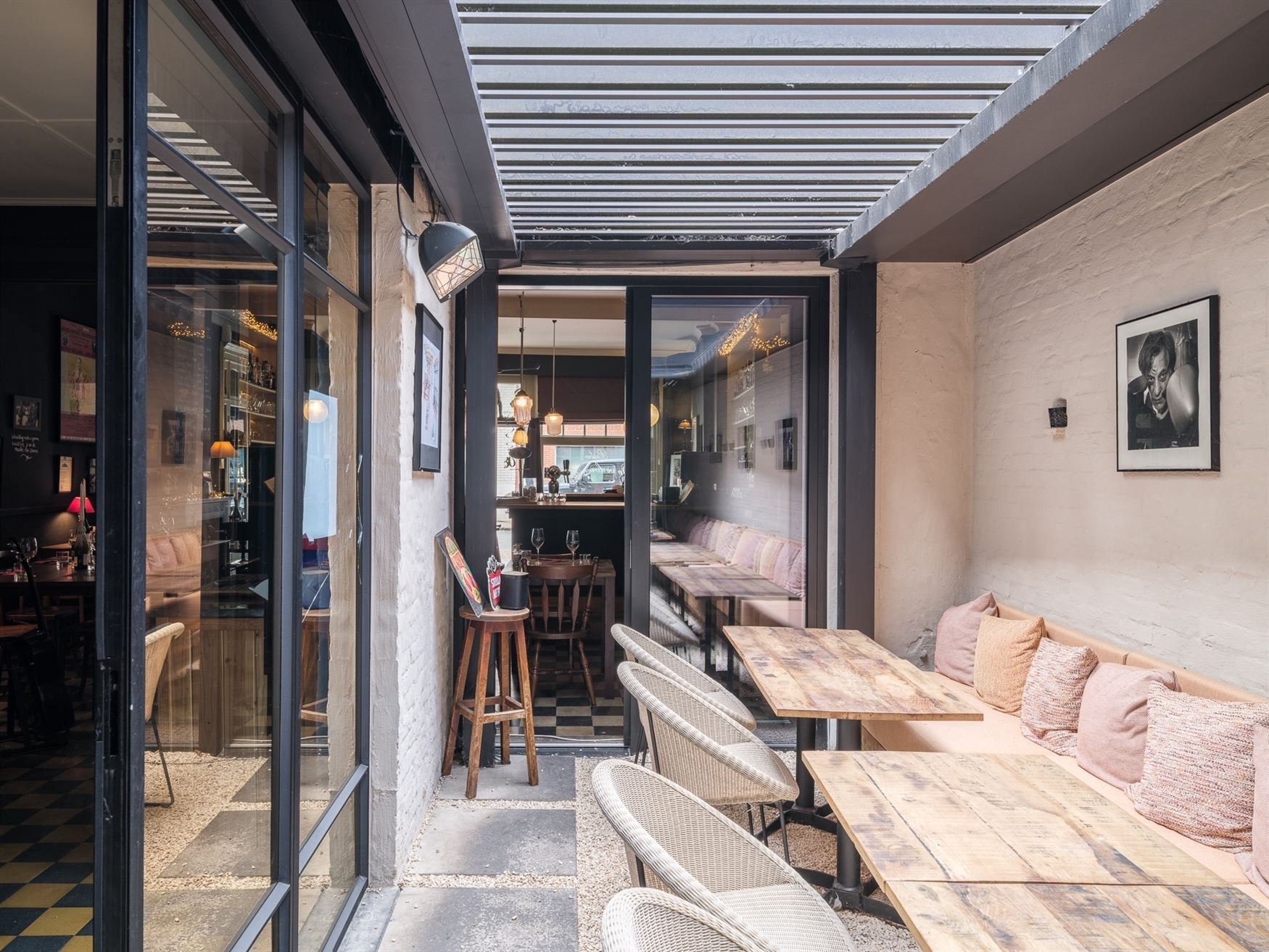 In het centrum van Hansbeke, waar dorpssfeer en gezelligheid elkaar versterken, komt dit karaktervol pand beschikbaar voor verkoop. Een zeldzame kans:...