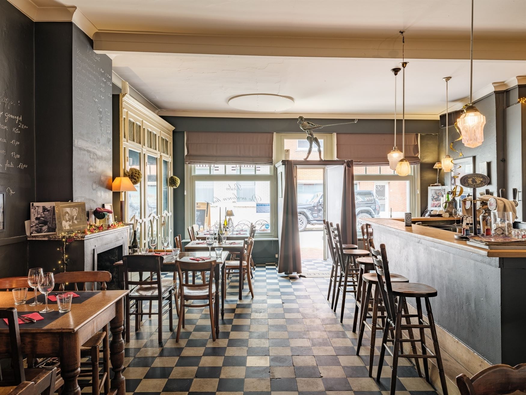 In het centrum van Hansbeke, waar dorpssfeer en gezelligheid elkaar versterken, komt dit karaktervol pand beschikbaar voor verkoop. Een zeldzame kans:...