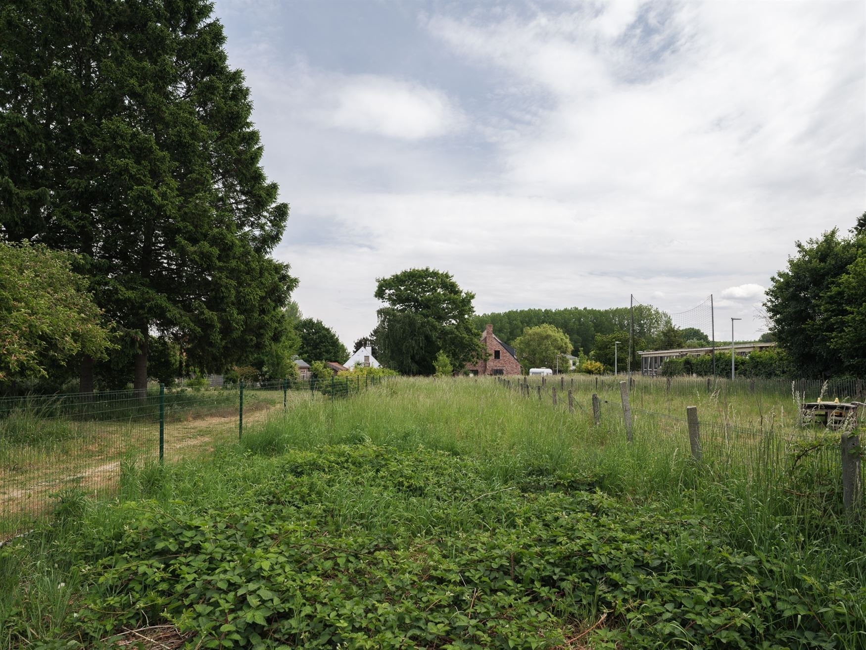 In het centrum van Hansbeke, waar dorpssfeer en gezelligheid elkaar versterken, komt dit karaktervol pand beschikbaar voor verkoop. Een zeldzame kans:...