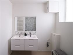 Wonen op een plek waar geschiedenis, comfort en het stadsleven samenkomen? Dit smaakvol gerenoveerde appartement aan de Korenmarkt, met zicht op de ic...