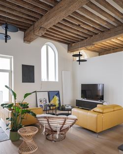 Wonen op een plek waar geschiedenis, comfort en het stadsleven samenkomen? Dit smaakvol gerenoveerde appartement aan de Korenmarkt, met zicht op de ic...