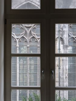 Wonen op een plek waar geschiedenis, comfort en het stadsleven samenkomen? Dit smaakvol gerenoveerde appartement aan de Korenmarkt, met zicht op de ic...