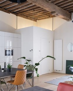 Wonen op een plek waar geschiedenis, comfort en het stadsleven samenkomen? Dit smaakvol gerenoveerde appartement aan de Korenmarkt, met zicht op de ic...