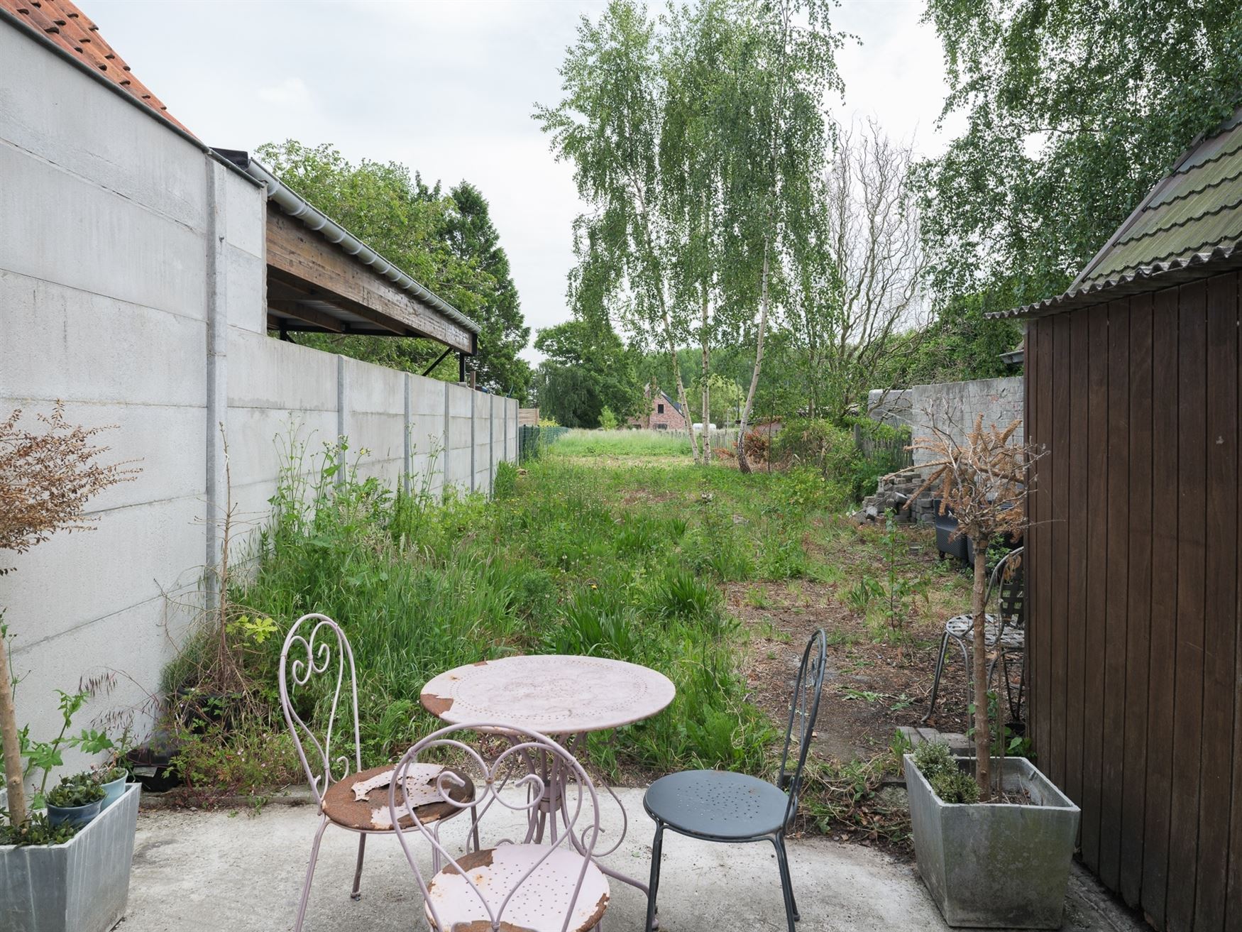 In het centrum van Hansbeke, waar dorpssfeer en gezelligheid elkaar versterken, komt dit karaktervol pand beschikbaar voor verkoop. Een zeldzame kans:...