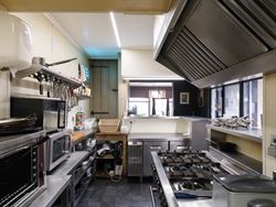 In het centrum van Hansbeke, waar dorpssfeer en gezelligheid elkaar versterken, komt dit karaktervol pand beschikbaar voor verkoop. Een zeldzame kans:...