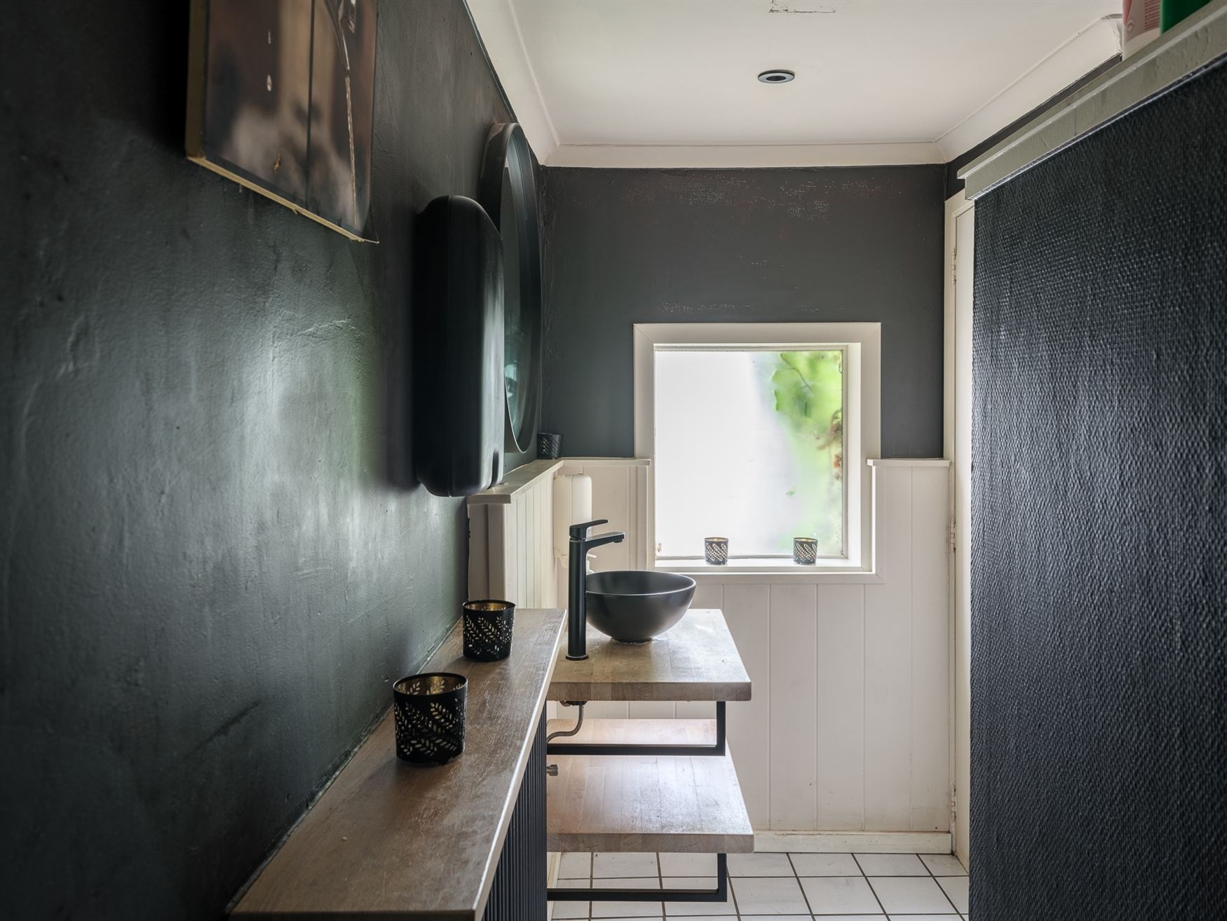 In het centrum van Hansbeke, waar dorpssfeer en gezelligheid elkaar versterken, komt dit karaktervol pand beschikbaar voor verkoop. Een zeldzame kans:...