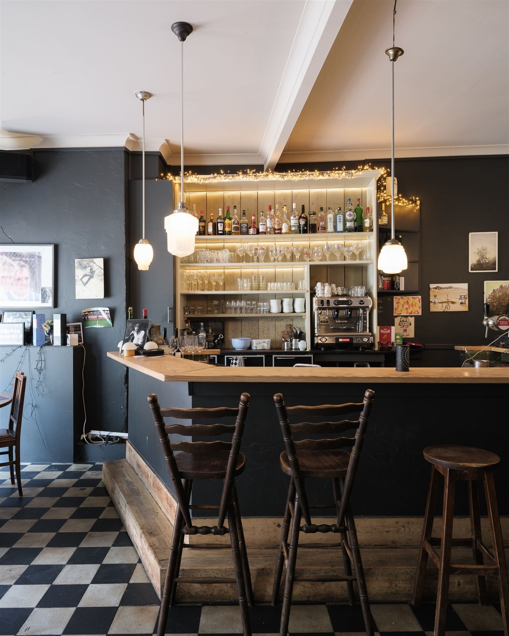 In het centrum van Hansbeke, waar dorpssfeer en gezelligheid elkaar versterken, komt dit karaktervol pand beschikbaar voor verkoop. Een zeldzame kans:...