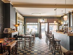 In het centrum van Hansbeke, waar dorpssfeer en gezelligheid elkaar versterken, komt dit karaktervol pand beschikbaar voor verkoop. Een zeldzame kans:...