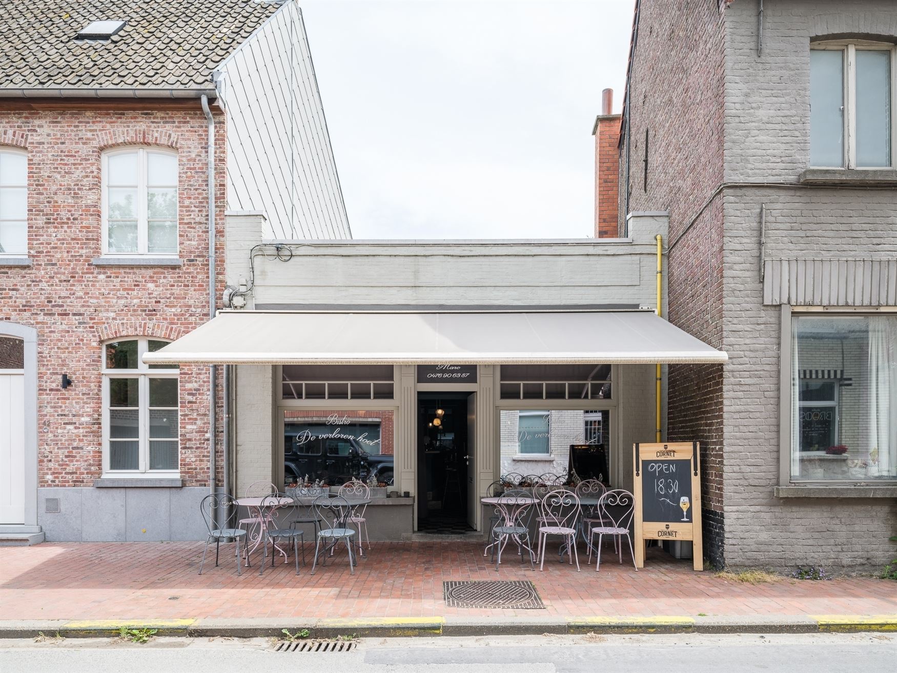 In het centrum van Hansbeke, waar dorpssfeer en gezelligheid elkaar versterken, komt dit karaktervol pand beschikbaar voor verkoop. Een zeldzame kans:...