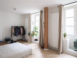 Wonen op een plek waar geschiedenis, comfort en het stadsleven samenkomen? Dit smaakvol gerenoveerde appartement aan de Korenmarkt, met zicht op de ic...
