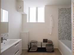 Wonen op een plek waar geschiedenis, comfort en het stadsleven samenkomen? Dit smaakvol gerenoveerde appartement aan de Korenmarkt, met zicht op de ic...