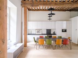 Wonen op een plek waar geschiedenis, comfort en het stadsleven samenkomen? Dit smaakvol gerenoveerde appartement aan de Korenmarkt, met zicht op de ic...