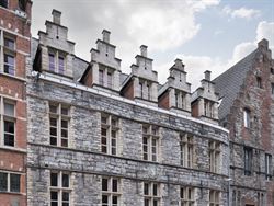 Wonen op een plek waar geschiedenis, comfort en het stadsleven samenkomen? Dit smaakvol gerenoveerde appartement aan de Korenmarkt, met zicht op de ic...