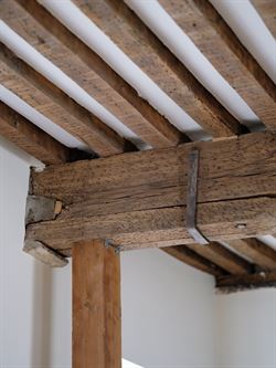 Wonen op een plek waar geschiedenis, comfort en het stadsleven samenkomen? Dit smaakvol gerenoveerde appartement aan de Korenmarkt, met zicht op de ic...