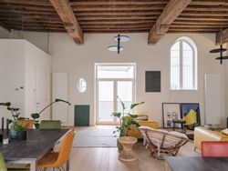 Wonen op een plek waar geschiedenis, comfort en het stadsleven samenkomen? Dit smaakvol gerenoveerde appartement aan de Korenmarkt, met zicht op de ic...