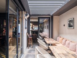 In het centrum van Hansbeke, waar dorpssfeer en gezelligheid elkaar versterken, komt dit karaktervol pand beschikbaar voor verkoop. Een zeldzame kans:...