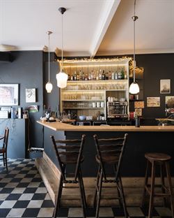 In het centrum van Hansbeke, waar dorpssfeer en gezelligheid elkaar versterken, komt dit karaktervol pand beschikbaar voor verkoop. Een zeldzame kans:...