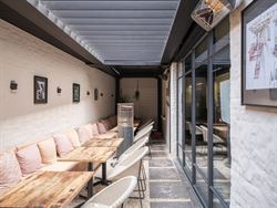 In het centrum van Hansbeke, waar dorpssfeer en gezelligheid elkaar versterken, komt dit karaktervol pand beschikbaar voor verkoop. Een zeldzame kans:...