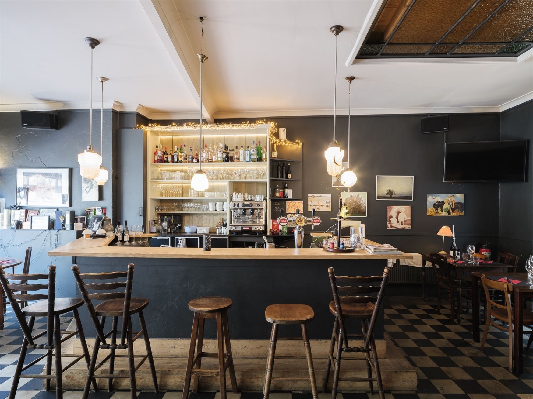 In het centrum van Hansbeke, waar dorpssfeer en gezelligheid elkaar versterken, komt dit karaktervol pand beschikbaar voor verkoop. Een zeldzame kans:...