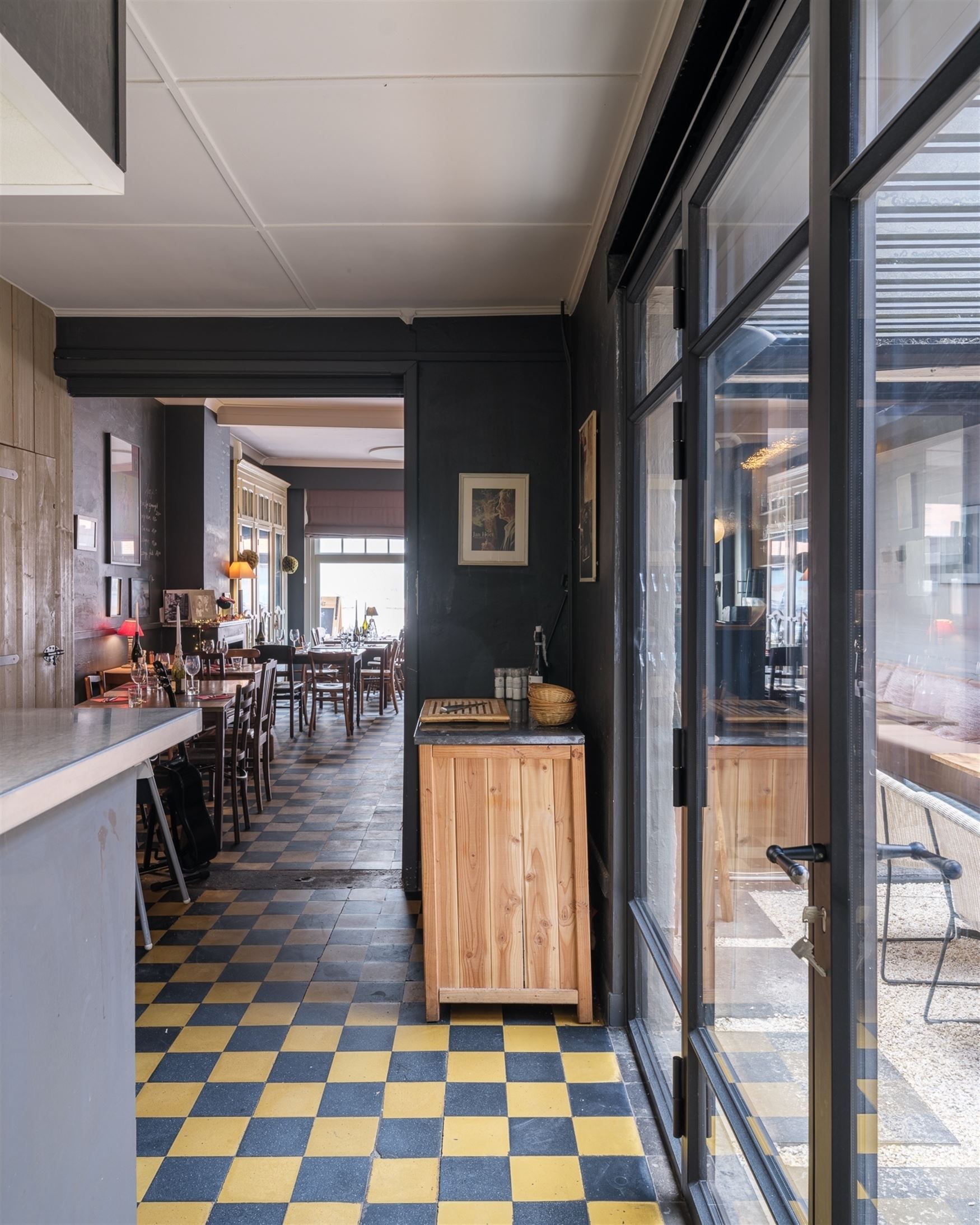 In het centrum van Hansbeke, waar dorpssfeer en gezelligheid elkaar versterken, komt dit karaktervol pand beschikbaar voor verkoop. Een zeldzame kans:...