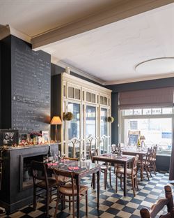 In het centrum van Hansbeke, waar dorpssfeer en gezelligheid elkaar versterken, komt dit karaktervol pand beschikbaar voor verkoop. Een zeldzame kans:...