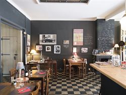 In het centrum van Hansbeke, waar dorpssfeer en gezelligheid elkaar versterken, komt dit karaktervol pand beschikbaar voor verkoop. Een zeldzame kans:...