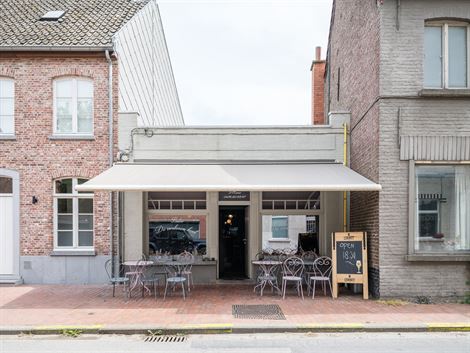 In het centrum van Hansbeke, waar dorpssfeer en gezelligheid elkaar versterken, komt dit karaktervol pand beschikbaar voor verkoop. Een zeldzame kans:...