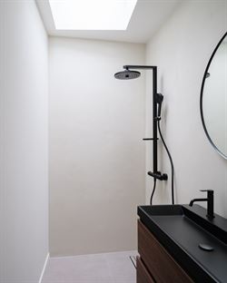 In een uniek gerenoveerd voormalig koetshuis, omgevormd tot een klassevolle residentie met slechts 5 wooneenheden, ontdek je dit karaktervol apparteme...