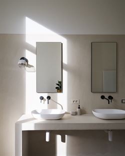 In een uniek gerenoveerd voormalig koetshuis, omgevormd tot een klassevolle residentie met slechts 5 wooneenheden, ontdek je dit karaktervol apparteme...